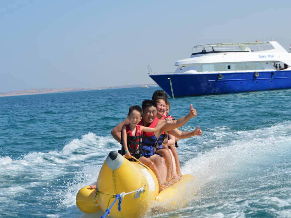 https://traveltopchoice.com/storage/2024/11/banana-boat-hurghada_lg.jpg