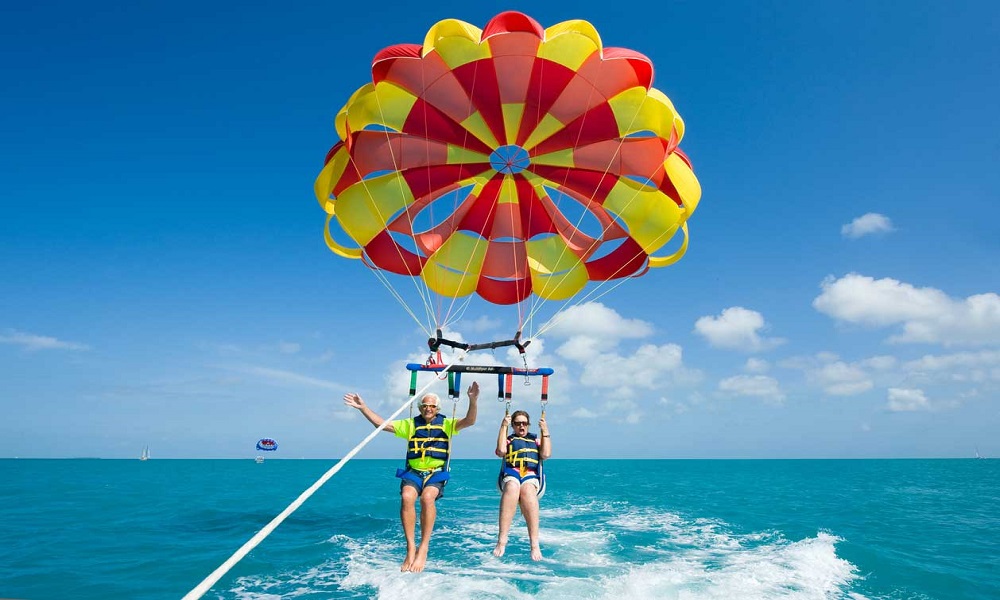 https://traveltopchoice.com/storage/2024/12/parasailing-at-sharm-el-sheikh.jpg