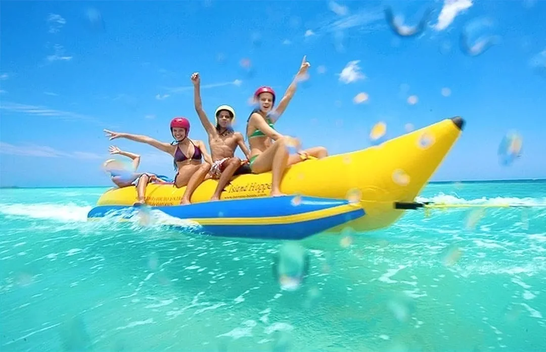 https://traveltopchoice.com/wp-content/uploads/2024/11/viajeroyale-banana-boat-1-2024.webp