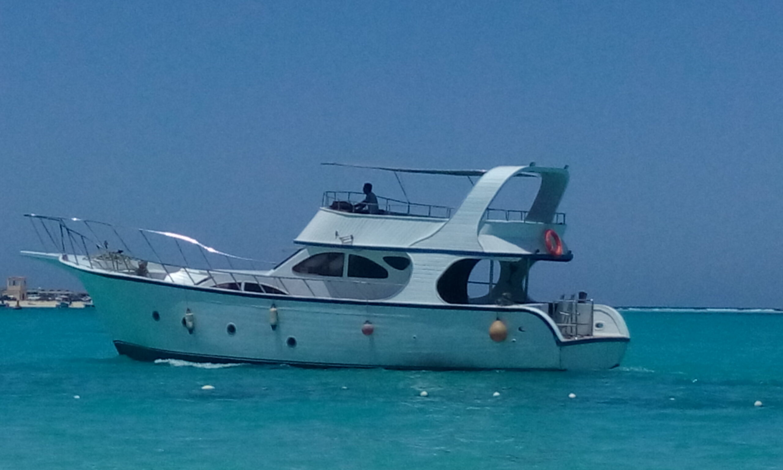 https://traveltopchoice.com/wp-content/uploads/2024/12/قارب_في_البحر_المتوسط_في_مرسى_مطروح_3-scaled.jpg